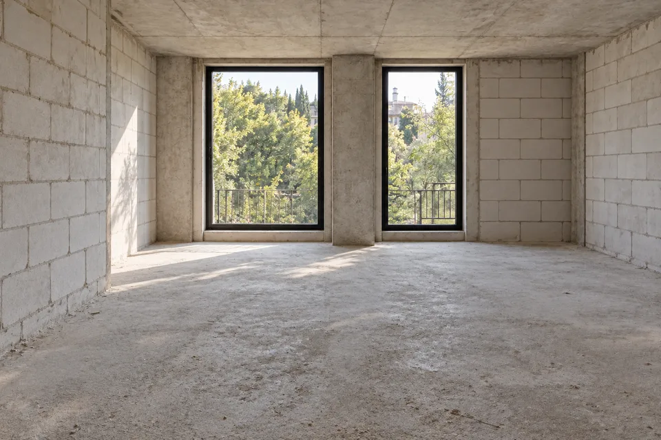 Black-frame shell · Lisi Green Town — Stone & linen · 118 m²